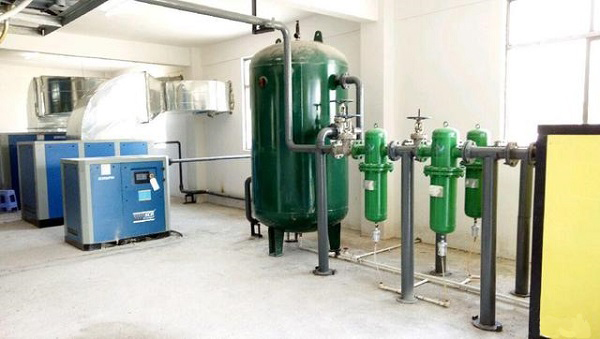 空压机排出的压缩空气中为什么会有水呢？